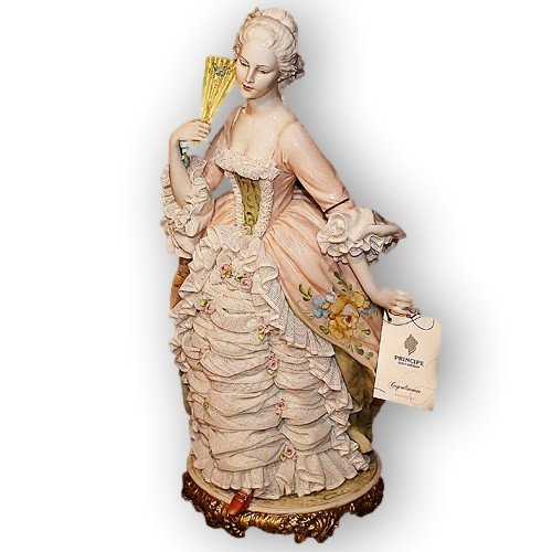 Статуэтка из фарфора Дама с веером в бежевом