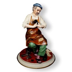 Статуэтка из фарфора Сапожник
