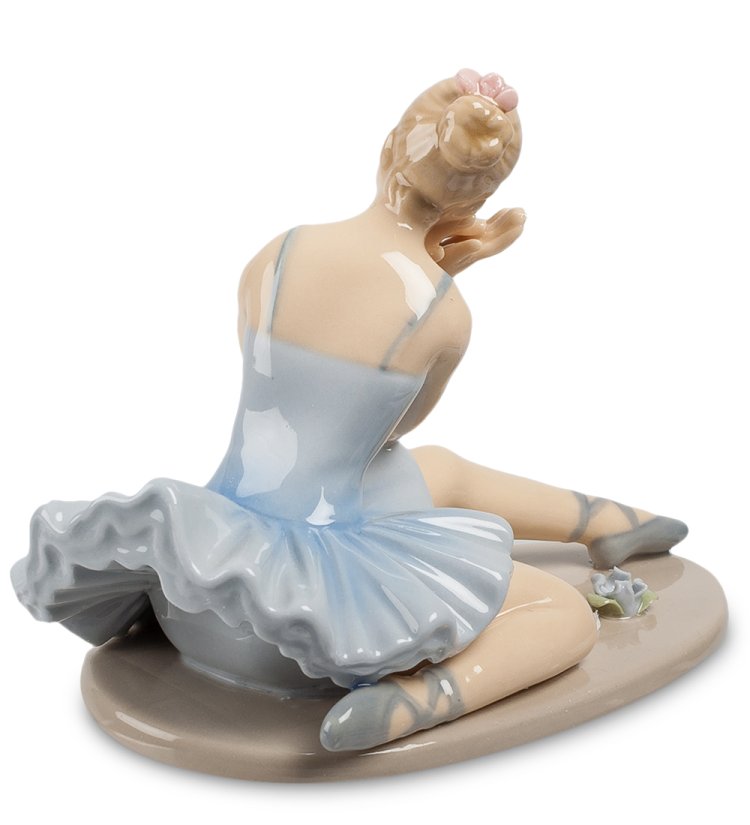 Статуэтка из фарфора Балерина в голубом платье на полу Pavone CMS-19/16, фотография со спины
