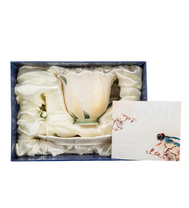 Чайная пара из фарфора с ложечкой Бежевая Лилия Pavone FM-38/ 3, фотография в упаковке