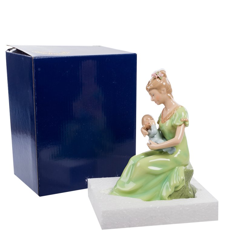 Музыкальная статуэтка из керамики Мама с ребенком Pavone CMS-27/ 8, фотография в упаковке
