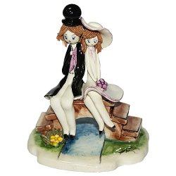 Статуэтка из фарфора Маленькая пара сидящая на мосту