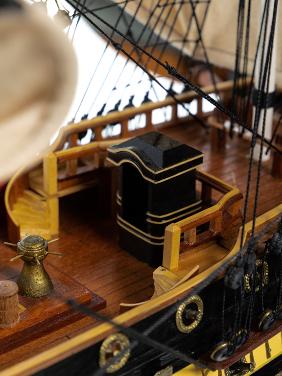 Модель парусного корабля HMS Prince HQ-102, увеличенный вид деталей окончания палубы