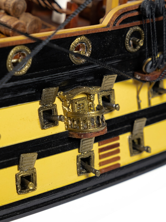 Модель парусного корабля HMS Prince HQ-102, увеличенный вид деталей корпуса